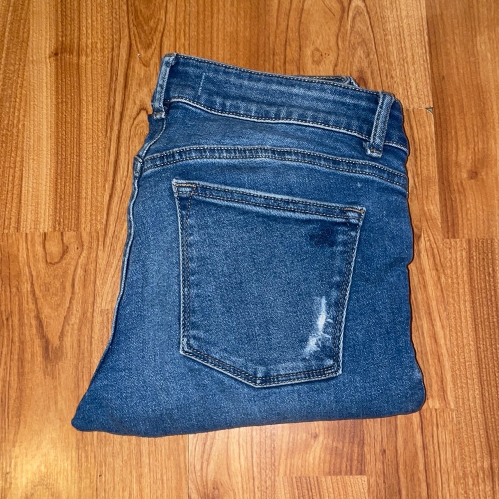 Distressed skinny jeans